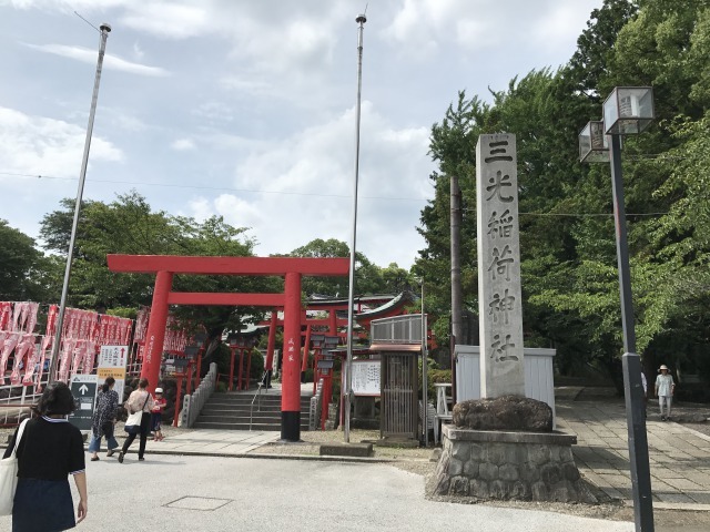 三光稲荷神社　石柱