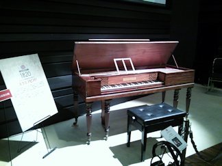 19世紀のスクエアピアノ