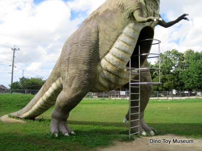 福岡県遠賀町にある「ふれあい広場公園」のティラノサウルス