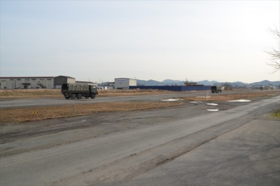 姫路海軍航空基地（姫路海軍航空隊） ね　滑走路を行く陸自トラック(兵庫加西）