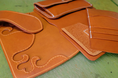 ハートの可愛い革財布：ミドルウォレット製作途中