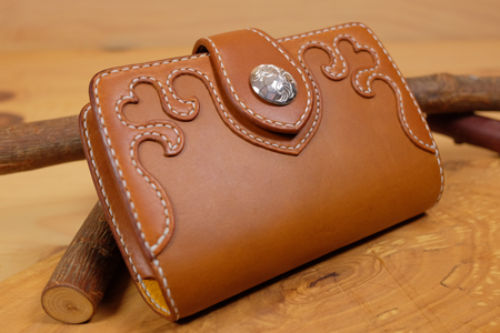 ハートの可愛い革財布：ミドルウォレット