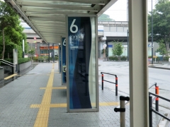 二子玉川駅北側乗り場の『黒02』ポール
