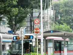 武蔵小杉駅北口バス乗り場一般車両進入禁止標識