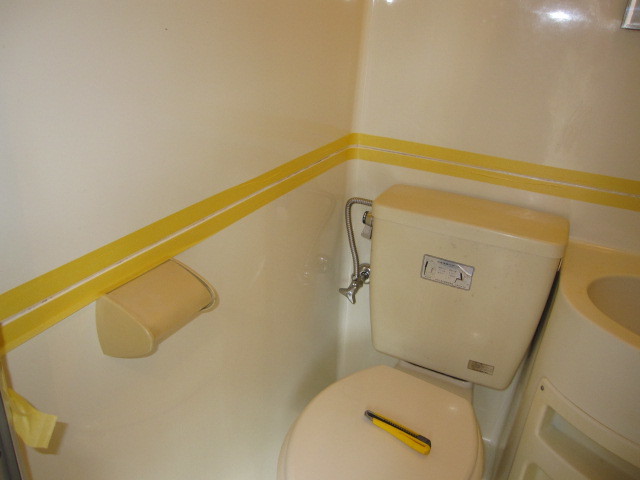 東京都調布市　賃貸物件原状回復　浴室ユニットバスコーキング打ち直し　作業風景　２
