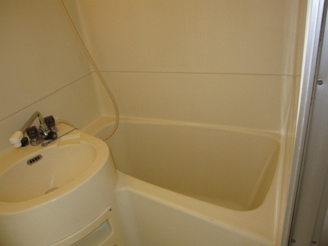 東京都調布市　賃貸物件原状回復　浴室ユニットバスコーキング打ち直し　作業完了後　１