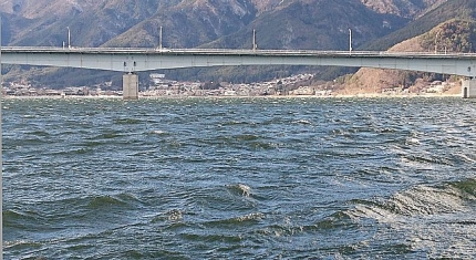 20170115-12-河口湖釣行荒れる橋内.JPG