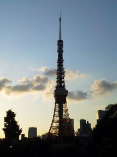 日暮れ前の東京タワー