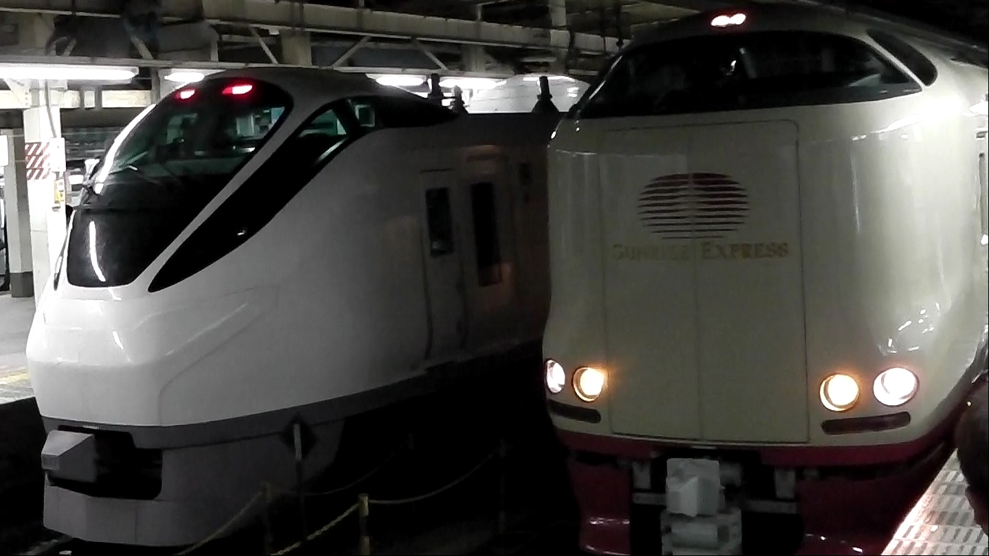 東京駅で定期と臨時の サンライズエクスプレス ミュージックホーン競演 S Trippage鉄道一人旅好きのブログ